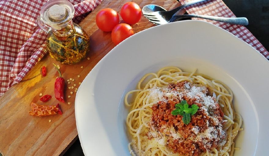Delicious spaghetti pasta like at Trattoria Portofino with delivery service in Berlin. The restaurant offers Räcke, pizza and pasta.